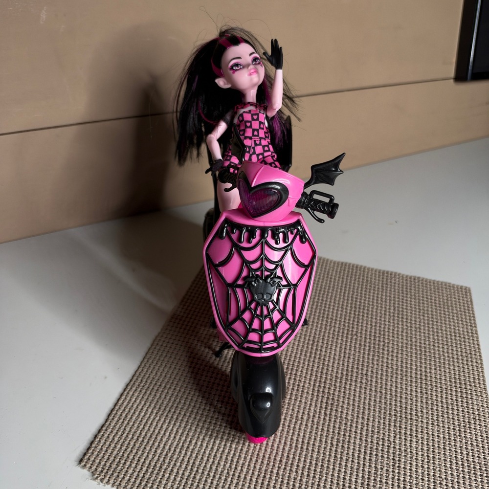 Monster High Draculaura Doll and Gore-geous Ghoul Mobile Scooter G3 Pink Black